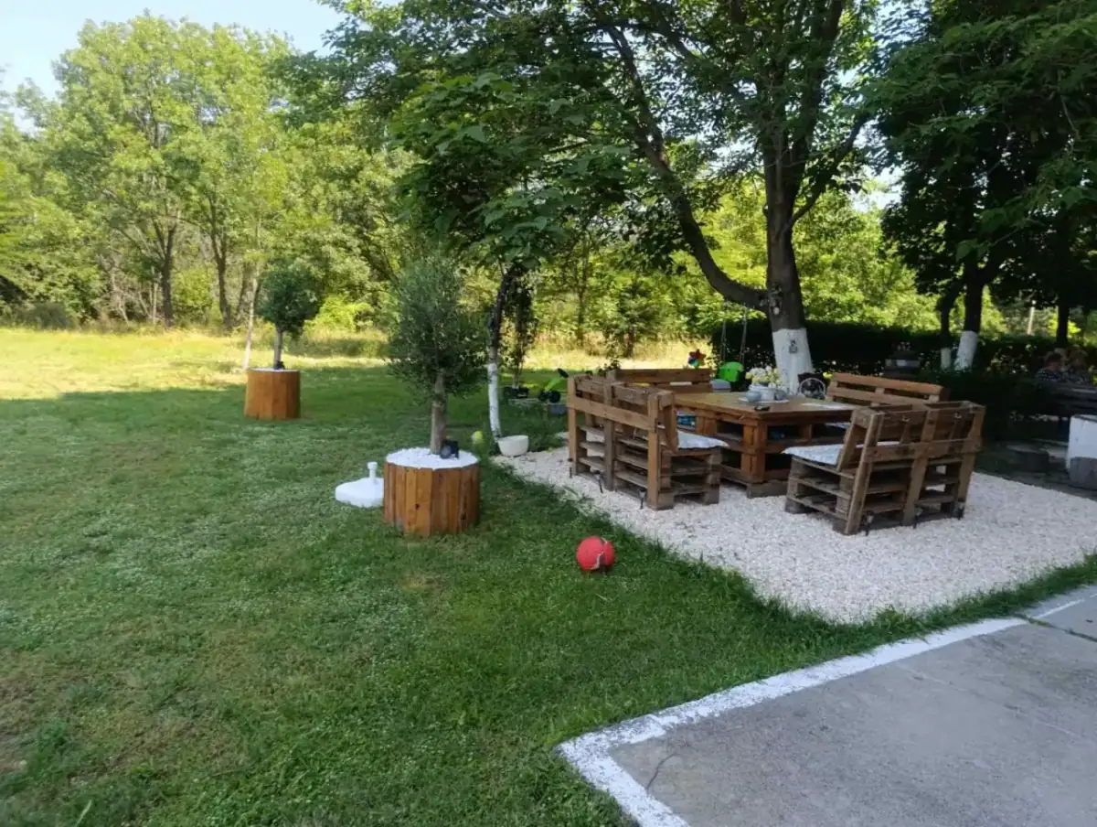 междублоково пространство с окосена трева с маса и пейки