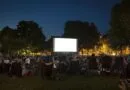 Хора гледат Кино под звездите в парковете
