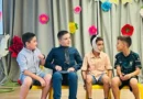 ученици играят представление в СУ Константин Величков