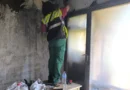 Доброволци почистват дома на дядо Тодор