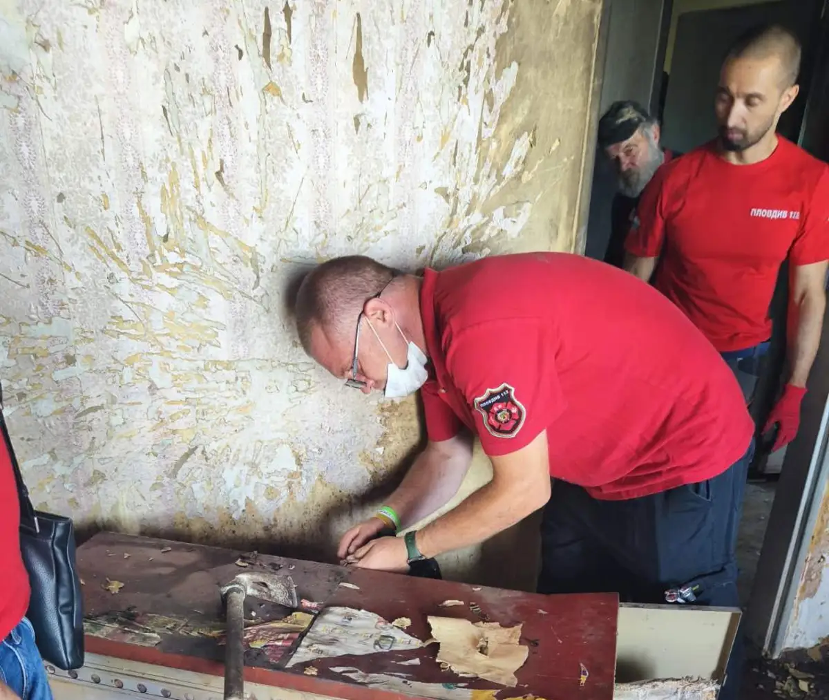 Доброволци разчистиха дома на дядо Тодор в Коматево
