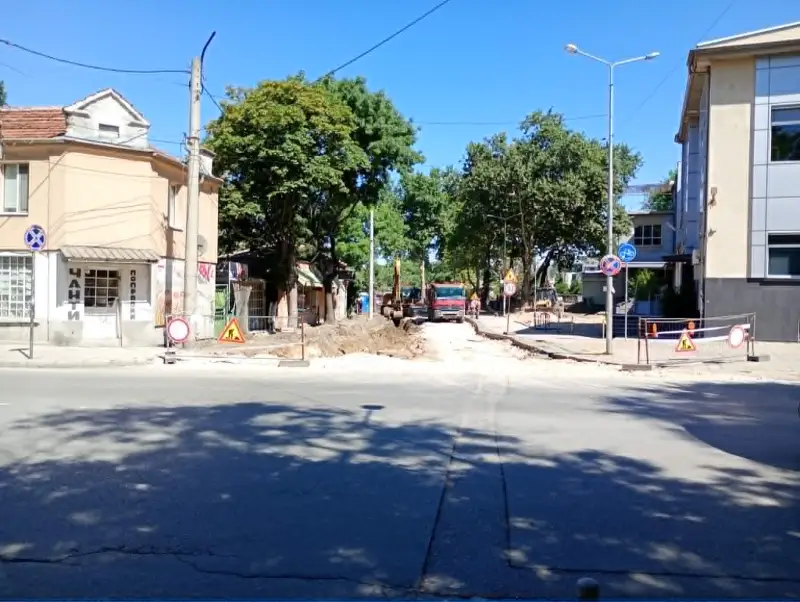 Разширението на улицата около Халите в Кючука заради Пробива