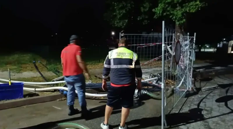 Разчистват и отводняват наводнените улици в Пловдив