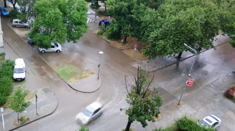Пороя наводни улиците в Пловдив