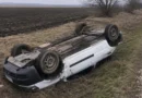 Преобърнат автомобил в нива край пътя