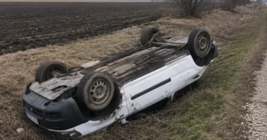 Преобърнат автомобил в нива край пътя